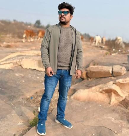 पैसे की भूख और कुत्तों की दुम इंसान की समझ से परे है